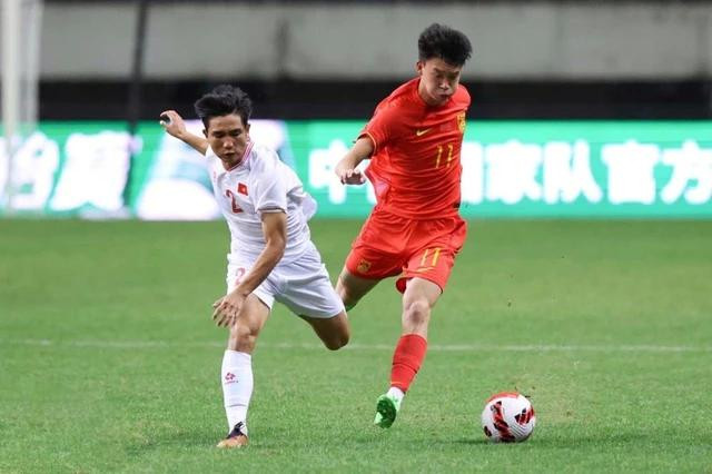 U.19 VN (trái) và U.19 Trung Quốc ở trận ra quân. LIÊN ĐOÀN BÓNG ĐÁ TRUNG QUỐC U.19 VN (trái) và U.19 Trung Quốc ở trận ra quân. LIÊN ĐOÀN BÓNG ĐÁ TRUNG QUỐC