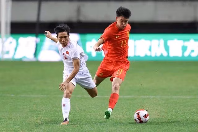 U.19 VN (trái) và U.19 Trung Quốc ở trận ra quân. LIÊN ĐOÀN BÓNG ĐÁ TRUNG QUỐC