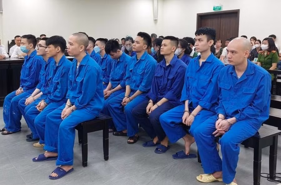 Các bị cáo tại phiên tòa. Ảnh: HOÀNG AN