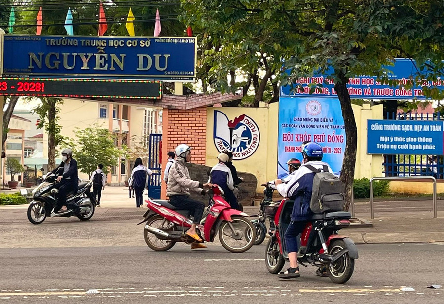 Học sinh sử dụng xe máy điện đến trường. Ảnh: Minh Nguyễn Học sinh sử dụng xe máy điện đến trường. Ảnh: Minh Nguyễn