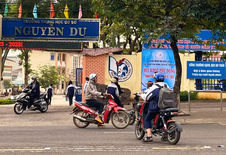 Học sinh sử dụng xe máy điện đến trường. Ảnh: Minh Nguyễn