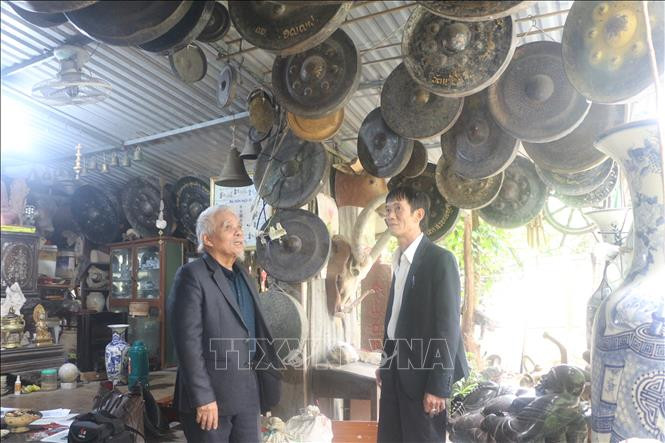 Ông Trần Thái Bình sưu tầm đa dạng các món đồ, từ gốm, gỗ, kim khí đến đá, cồng chiêng…