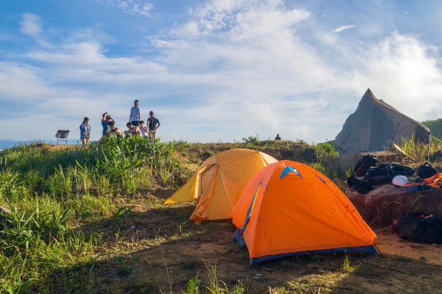 Đỉnh núi có nhiều bãi đất trống, thảm cỏ xanh thích hợp để cắm trại tự túc.