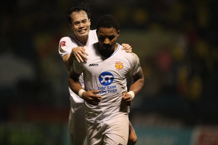 Đội Nam Định sẽ củng cố vững chắc ngôi đầu nếu thắng SLNA Đội Nam Định sẽ củng cố vững chắc ngôi đầu nếu thắng SLNA