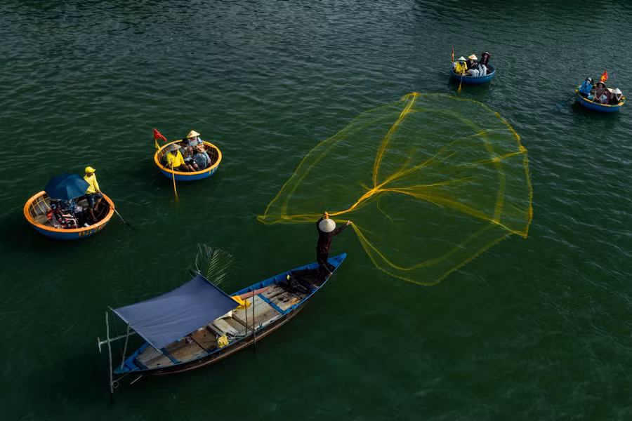 Khách du lịch ở rừng dừa. Ảnh: PHAN VŨ TRỌNG