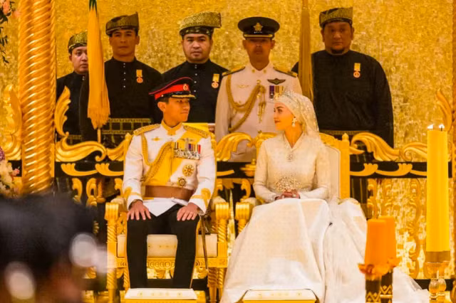 Hoàng tử Mateen tuyên bố đính hôn với cô Anisha vào cuối năm ngoái. Cô Anisha tốt nghiệp ĐH Bath ở Anh và là một doanh nhân thành đạt khi sở hữu thương hiệu thời trang Silk Collective và điều hành công ty du lịch Authentirary.