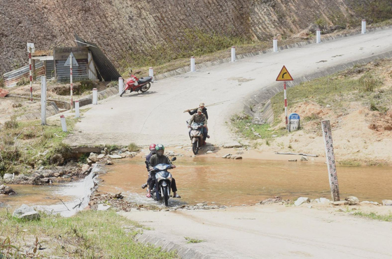 Do chưa được đầu tư cầu nên đường Ngọc Hoàng - Măng Bút - Tu Mơ Rông - Ngọc Linh (Kon Tum) chưa phát huy hiệu quả. Ảnh: HỮU PHÚC Do chưa được đầu tư cầu nên đường Ngọc Hoàng - Măng Bút - Tu Mơ Rông - Ngọc Linh (Kon Tum) chưa phát huy hiệu quả. Ảnh: HỮU PHÚC
