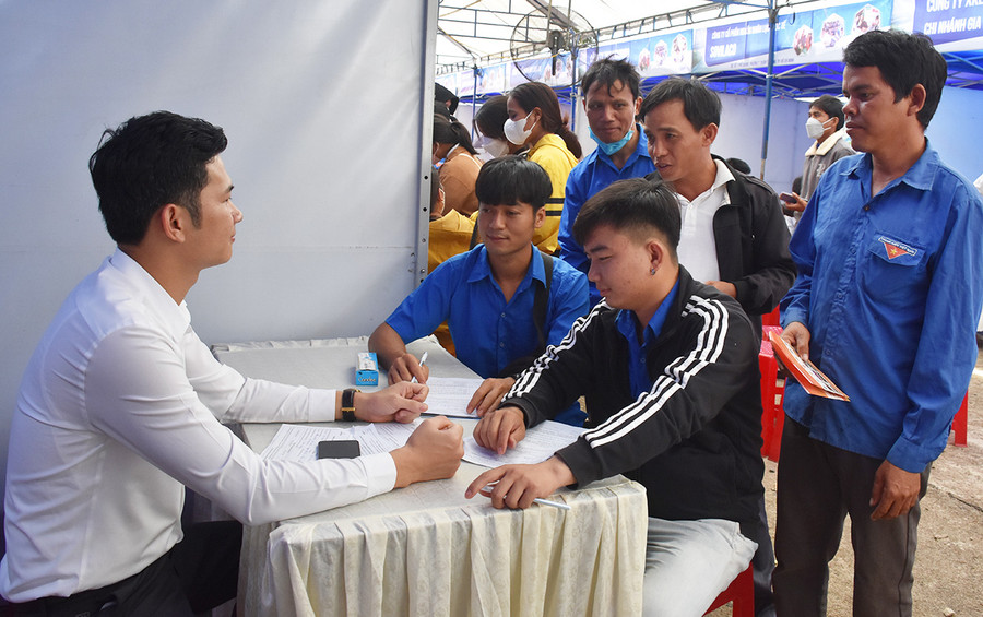 Doanh nghiệp tư vấn cho người lao động tại sàn giao dịch việc làm huyện Chư Sê. Ảnh: H.T Doanh nghiệp tư vấn cho người lao động tại sàn giao dịch việc làm huyện Chư Sê. Ảnh: H.T