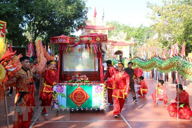 Lễ nghinh Thần, rước sắc phong và bằng công nhận di tích từ Mộ Thầy về đến Dinh Thầy Thím. Ảnh: Nguyễn Thanh - TTXVN Lễ nghinh Thần, rước sắc phong và bằng công nhận di tích từ Mộ Thầy về đến Dinh Thầy Thím. Ảnh: Nguyễn Thanh - TTXVN