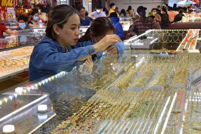 Giá vàng hôm nay tăng, giảm chóng mặt