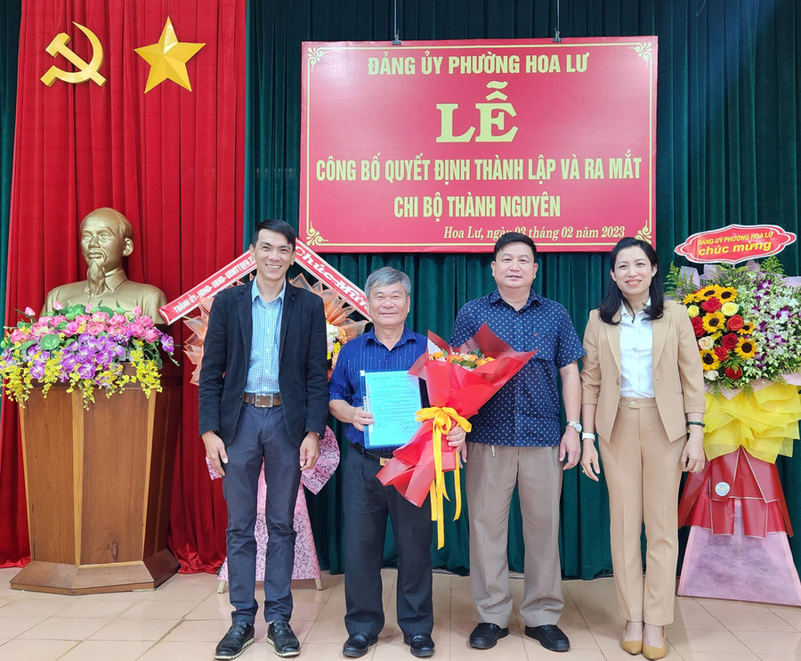 Đảng ủy phường Hoa Lư công bố quyết định thành lập và ra mắt Chi bộ Thành Nguyên. Ảnh: Phương Dung