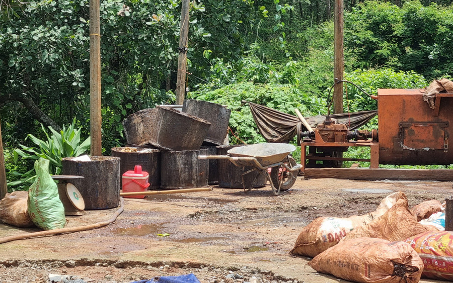 Tại điểm mua bán mủ cao su của ông Phan Thế Sơn có nhiều bao lớn và các thùng đựng mủ, nước chảy tràn ra đường bốc mùi hôi rất khó chịu. Ảnh: Phạm Ngọc Tại điểm mua bán mủ cao su của ông Phan Thế Sơn có nhiều bao lớn và các thùng đựng mủ, nước chảy tràn ra đường bốc mùi hôi rất khó chịu. Ảnh: Phạm Ngọc