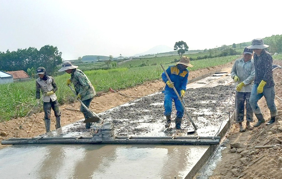 Nhờ nguồn vốn đầu tư từ các chương trình mục tiêu quốc gia, hạ tầng giao thông nông thôn trên địa bàn tỉnh ngày càng hoàn thiện. Ảnh: H.D Nhờ nguồn vốn đầu tư từ các chương trình mục tiêu quốc gia, hạ tầng giao thông nông thôn trên địa bàn tỉnh ngày càng hoàn thiện. Ảnh: H.D