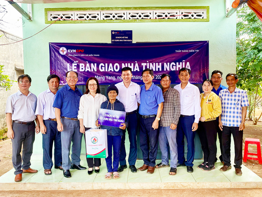 Nhờ sự hỗ trợ của ngành Điện lực, gia đình bà Amẽn (làng Pờ Yầu, xã Lơ Pang, huyện Mang Yang) có căn nhà khang trang. Ảnh: H.D Nhờ sự hỗ trợ của ngành Điện lực, gia đình bà Amẽn (làng Pờ Yầu, xã Lơ Pang, huyện Mang Yang) có căn nhà khang trang. Ảnh: H.D