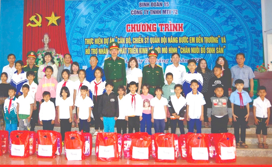 Lãnh đạo Công ty 72 trao quà cho các em học sinh là con nuôi và con đỡ đầu của đơn vị. Ảnh: V.H