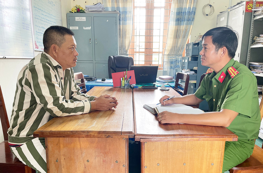 Cán bộ Công an huyện Phú Thiện lấy lời khai của đối tượng Phạm Nguyễn Hoàng Anh. Ảnh: L.V.N