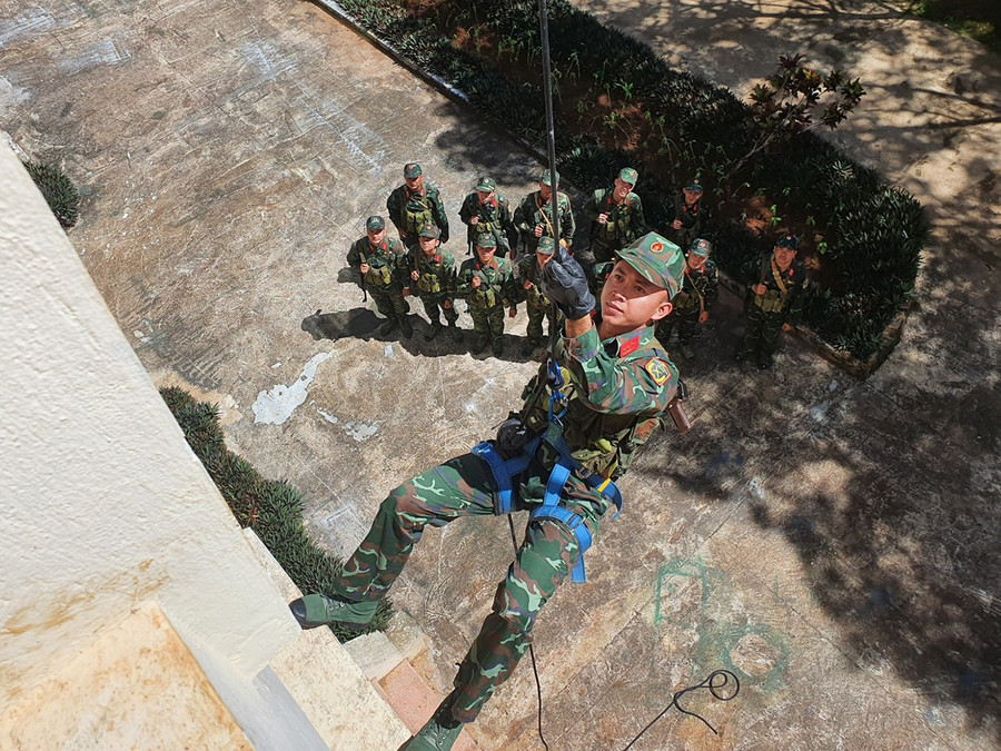 Huấn luyện leo tường cao ở Tiểu đoàn Trinh sát. Ảnh: Thiên Thanh