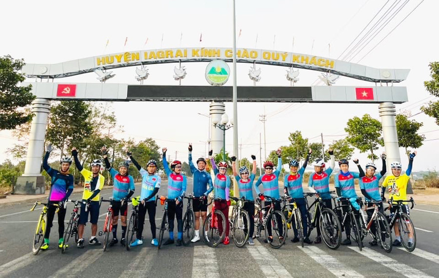 Ông Lê Văn Hồng (thứ 2 từ trái sang) vẫn tham gia các chuyến đạp xe đường dài trong và ngoài tỉnh (ảnh nhân vật cung cấp).