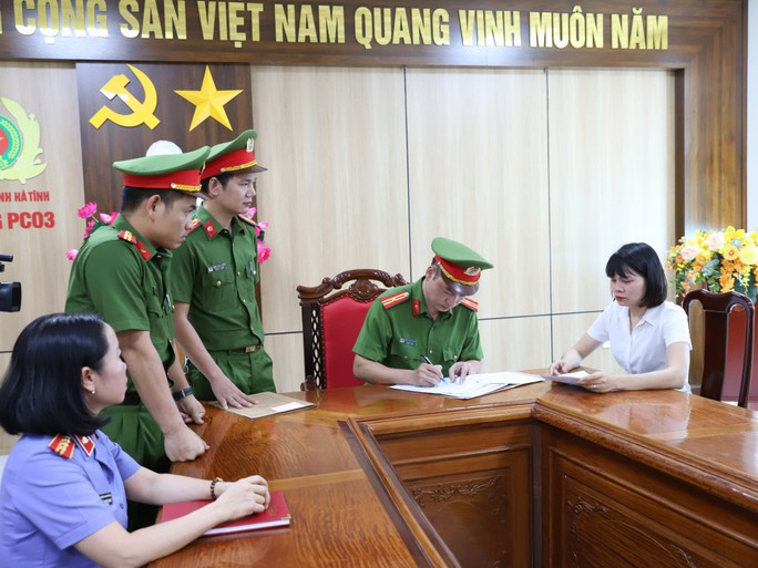 Nguyễn Thị Bích Ngọc tại cơ quan điều tra (Ảnh Công an Hà Tĩnh)