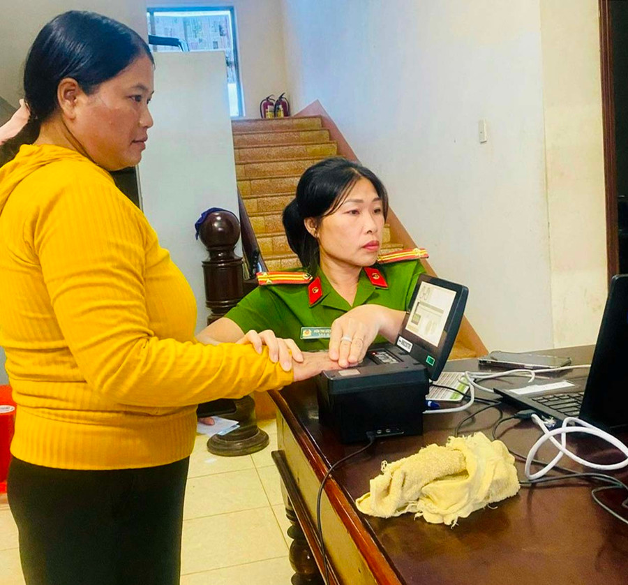 Trung tá Hứa Thị Bích Hằng làm căn cước công dân cho người dân. Ảnh: V.H