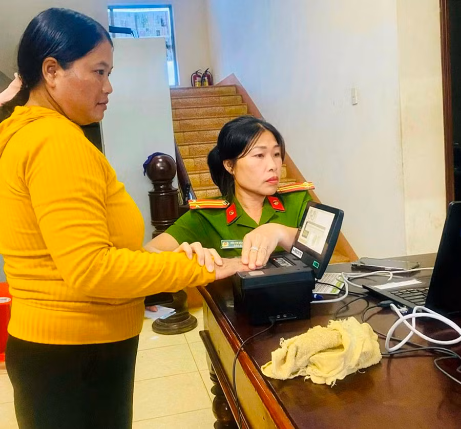 Trung tá Hứa Thị Bích Hằng làm căn cước công dân cho người dân. Ảnh: V.H