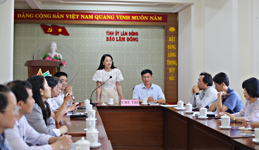 Nhà báo Hồ Thị Lan-Tổng Biên tập Báo Lâm Đồng chủ trì tiếp đoàn công tác của Báo Gia Lai và Văn phòng Tỉnh ủy Gia Lai chiều nay.