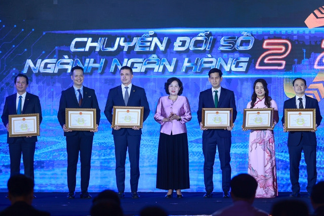 Thống đốc NHNN khen thưởng một số tổ chức tín dụng có kết quả thực hiện xuất sắc về chuyển đổi số như Ngân hàng BIDV, HDBank, Kasikorn Thái Lan - Ảnh: VGP/Nhật Bắc