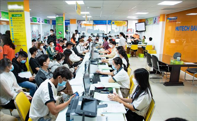 Thí sinh đến nhập học tại trường Đại học Công nghệ TP Hồ Chí Minh (HUTECH). Ảnh tư liệu: Thu Hoài/TTXVN Thí sinh đến nhập học tại trường Đại học Công nghệ TP Hồ Chí Minh (HUTECH). Ảnh tư liệu: Thu Hoài/TTXVN