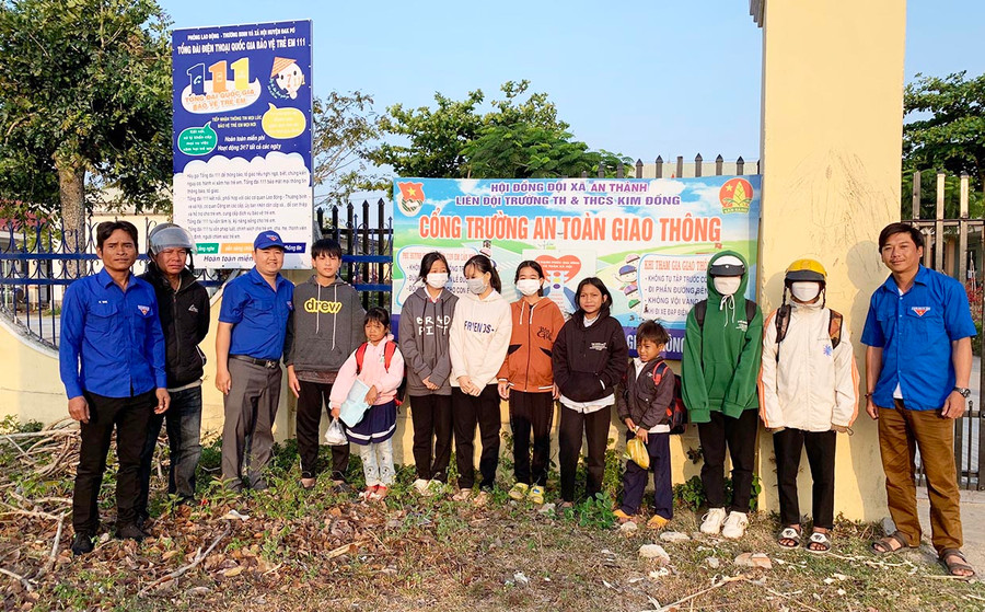 Mô hình "Cổng trường ATGT" của Trường Tiểu học và THCS Kim Đồng (xã An Thành, huyện Đak Pơ) nhận được sự đồng tình hưởng ứng của đông đảo phụ huynh, học sinh. Ảnh: Mộc Trà Mô hình "Cổng trường ATGT" của Trường Tiểu học và THCS Kim Đồng (xã An Thành, huyện Đak Pơ) nhận được sự đồng tình hưởng ứng của đông đảo phụ huynh, học sinh. Ảnh: Mộc Trà