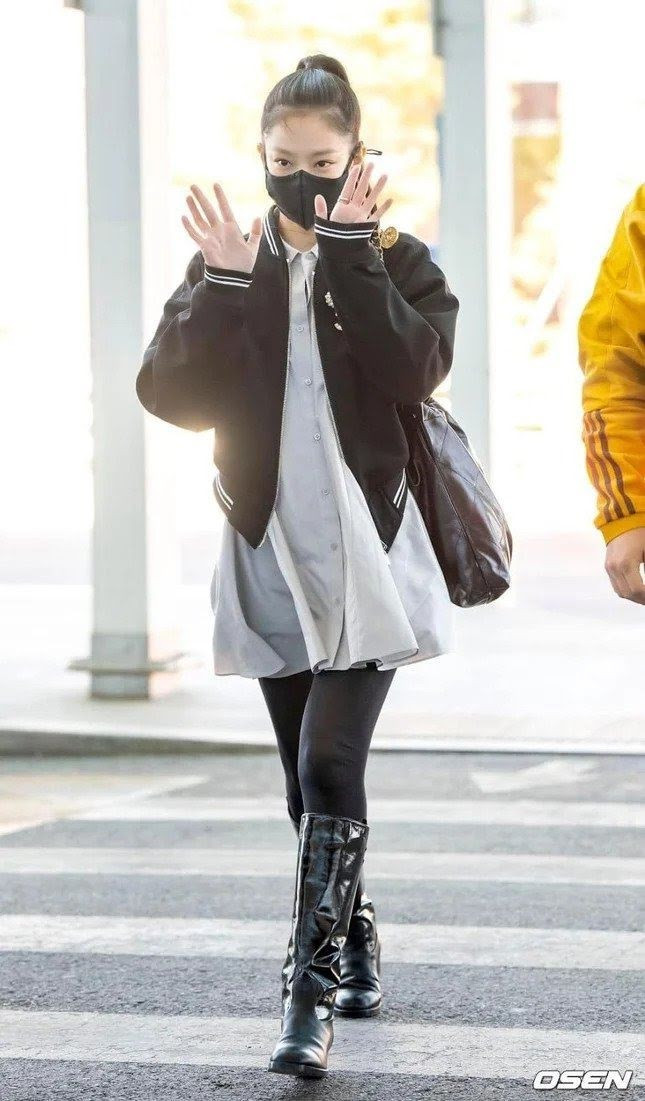 Trở lại sau mùa dịch, phụ kiện gắn với Jennie mỗi khi xuất hiện tại sân bay là khẩu trang. Tháng 3/2022, rapper nhóm BlackPink mang hình tượng học sinh cá tính với boots da phối cùng bomber, kiểu tóc trẻ trung. Trở lại sau mùa dịch, phụ kiện gắn với Jennie mỗi khi xuất hiện tại sân bay là khẩu trang. Tháng 3/2022, rapper nhóm BlackPink mang hình tượng học sinh cá tính với boots da phối cùng bomber, kiểu tóc trẻ trung.