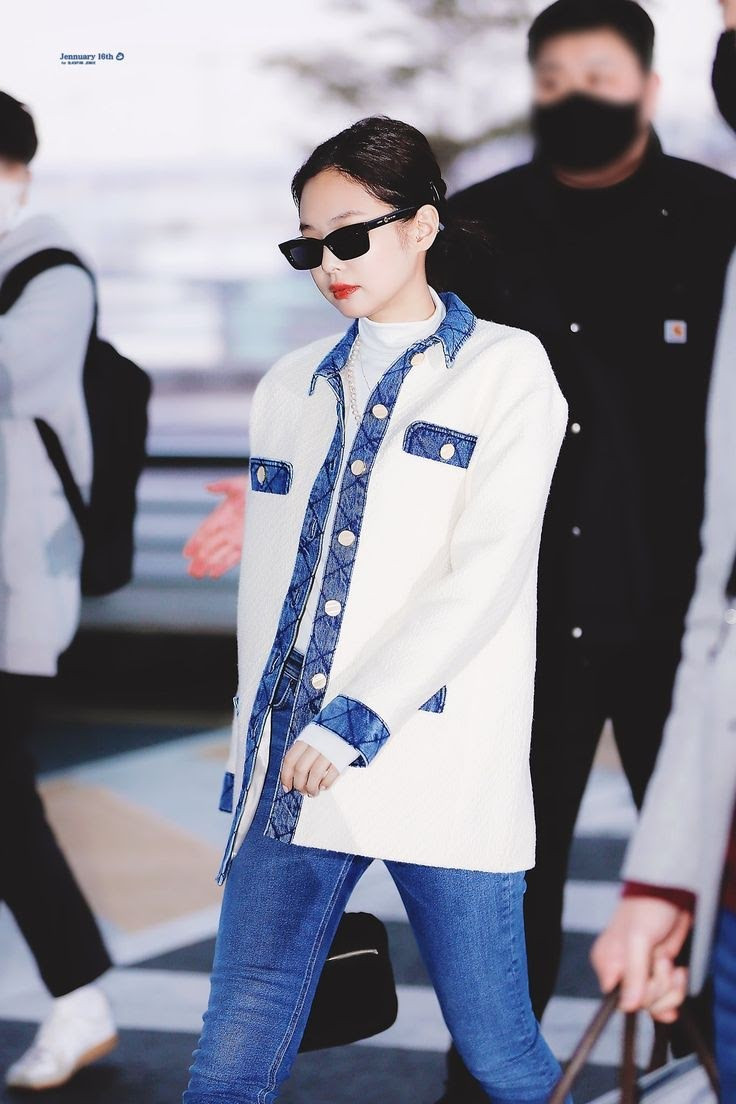 Phong cách lạnh lùng và sự tự tin biến sân bay thành sàn diễn cá nhân của Jennie. Mỗi lần cô xuất hiện tại sân bay đều gây bàn tán, trang phục được tìm mua. Phong cách lạnh lùng và sự tự tin biến sân bay thành sàn diễn cá nhân của Jennie. Mỗi lần cô xuất hiện tại sân bay đều gây bàn tán, trang phục được tìm mua.