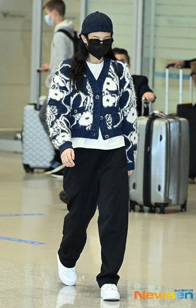 Những lúc bay vội, Jennie xuất hiện với trang phục thoải mái hơn. Cô vẫn chú trọng tính thời trang với phụ kiện kính mát, màu sắc phù hợp với tổng thể. Những lúc bay vội, Jennie xuất hiện với trang phục thoải mái hơn. Cô vẫn chú trọng tính thời trang với phụ kiện kính mát, màu sắc phù hợp với tổng thể.