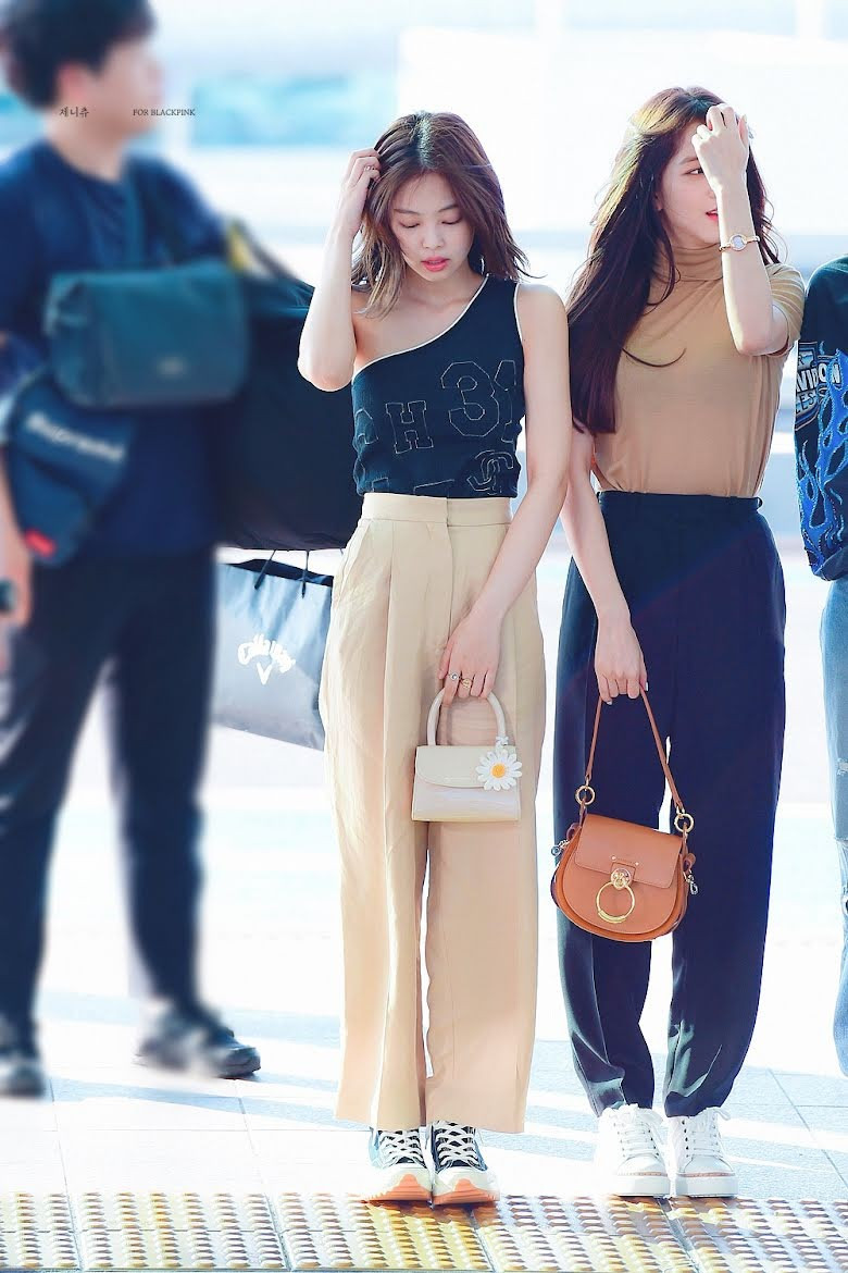 Chiếc áo lệch vai và sneakers gây bão của Jennie tại sân bay. Trong lần khác, nữ ca sĩ gây thích thú với khăn choàng hình gấu và túi xách đồng điệu. Chiếc áo lệch vai và sneakers gây bão của Jennie tại sân bay. Trong lần khác, nữ ca sĩ gây thích thú với khăn choàng hình gấu và túi xách đồng điệu.