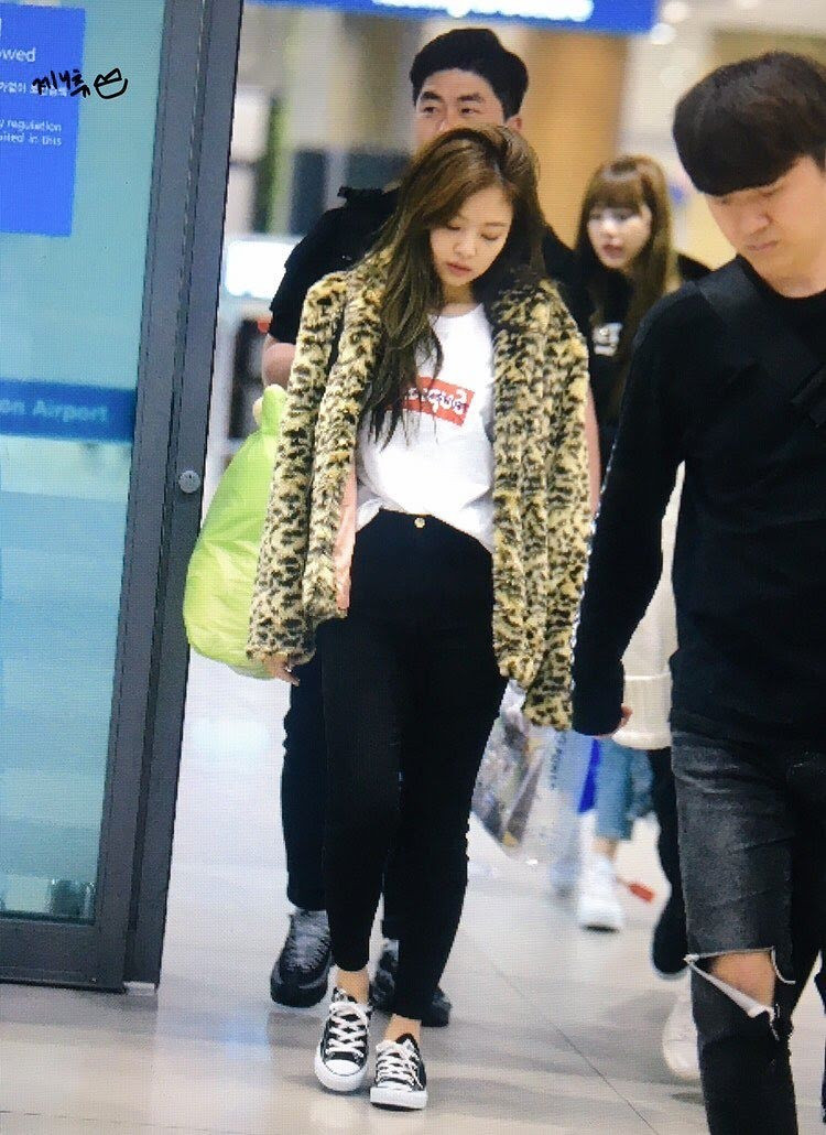 Rapper trong quần jeans, áo thun đơn giản với điểm nhấn là áo khoác lông họa tiết da beo. Rapper trong quần jeans, áo thun đơn giản với điểm nhấn là áo khoác lông họa tiết da beo.