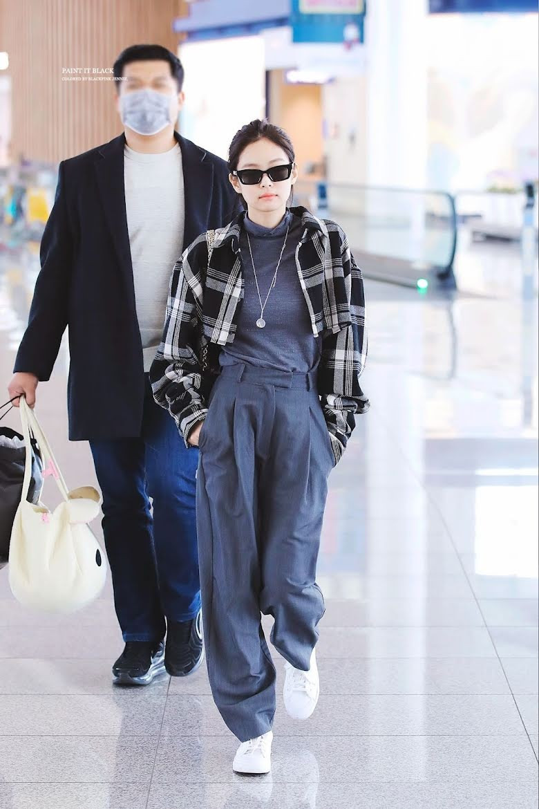 Phong cách lạnh lùng và sự tự tin biến sân bay thành sàn diễn cá nhân của Jennie. Mỗi lần cô xuất hiện tại sân bay đều gây bàn tán, trang phục được tìm mua. Phong cách lạnh lùng và sự tự tin biến sân bay thành sàn diễn cá nhân của Jennie. Mỗi lần cô xuất hiện tại sân bay đều gây bàn tán, trang phục được tìm mua.
