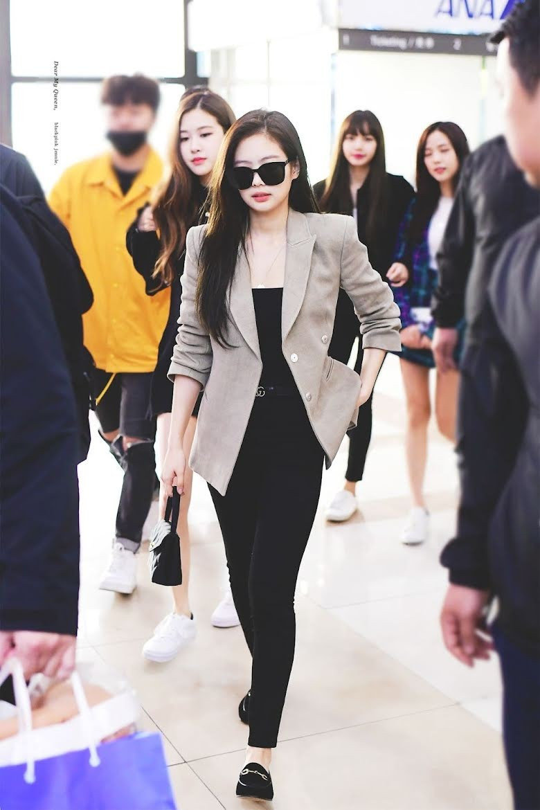 Năm 2018, Jennie được bổ nhiệm là đại sứ toàn cầu của Chanel. Đây cũng là lúc cô chú ý đến cách ăn mặc hơn, chỉn chu khi ra sân bay. Năm 2018, Jennie được bổ nhiệm là đại sứ toàn cầu của Chanel. Đây cũng là lúc cô chú ý đến cách ăn mặc hơn, chỉn chu khi ra sân bay.