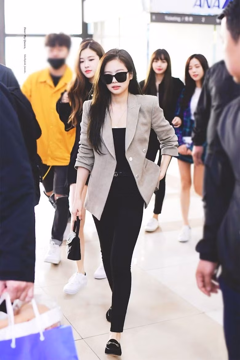 Năm 2018, Jennie được bổ nhiệm là đại sứ toàn cầu của Chanel. Đây cũng là lúc cô chú ý đến cách ăn mặc hơn, chỉn chu khi ra sân bay.