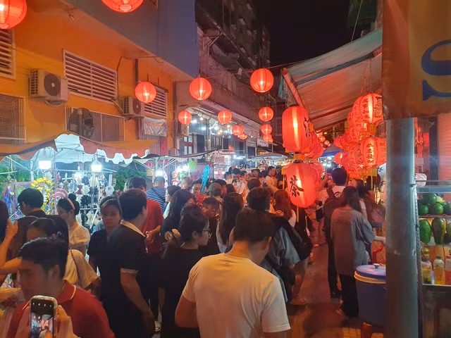 Vừa bước vào phố lồng đèn Lương Nhữ Học, cảnh tượng nhộn nhịp người trẻ đến check-in trung thu