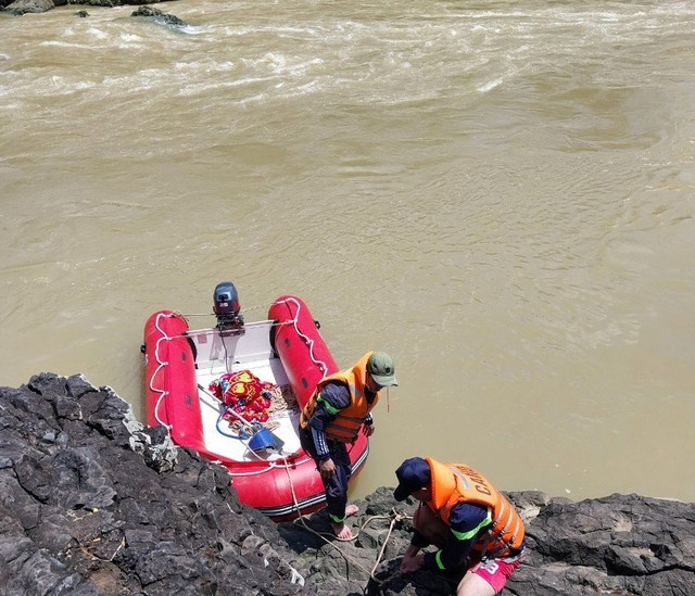 Đắk Lắk: Thiếu niên mất tích khi đi câu cá trên sông - Ảnh 1. Lực lượng chức năng tích cực tìm kiếm tung tích nạn nhân trên sông Sêrêpốk. ÀNH CÔNG AN CUNG CẤP