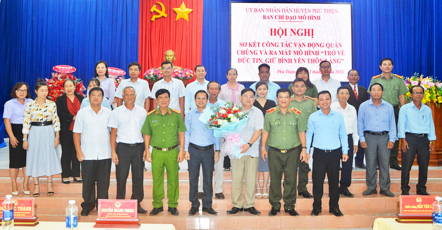 Quang cảnh ra mắt mô hình “Trở về đức tin, giữ bình yên thôn làng”. Ảnh: Thúy Trinh