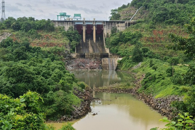 Thủy điện Buôn Tua Srah cắt cơn lũ gần 700 mét khối /giây - Ảnh 2. Khu vực đập tràn hồ thủy điện Buôn Tua Sarh sáng 1-8