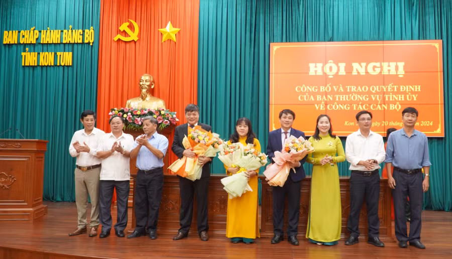 Lãnh đạo các cơ quan: Ủy ban MTTQ Việt Nam tỉnh, Ban Tuyên giáo Tỉnh ủy, Ủy ban Kiểm tra Tỉnh ủy tặng hoa 3 đồng chí Ủy viên Ban Thường vụ Tỉnh ủy. Ảnh: DN