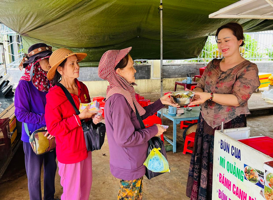 Chị Trần Thị Giáng Sinh (bìa phải) trao các suất “cơm treo” cho những người có hoàn cảnh khó khăn. Ảnh: M.N Chị Trần Thị Giáng Sinh (bìa phải) trao các suất “cơm treo” cho những người có hoàn cảnh khó khăn. Ảnh: M.N