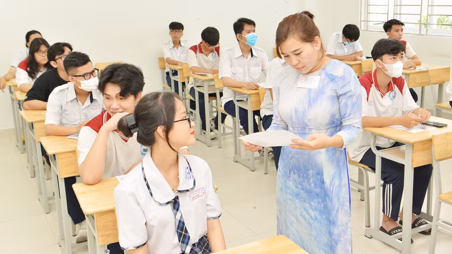 Thí sinh kỳ thi tốt nghiệp THPT 2023 tại điểm thi Trường THPT Lương Văn Can, quận 8, TPHCM. Ảnh: CAO THĂNG