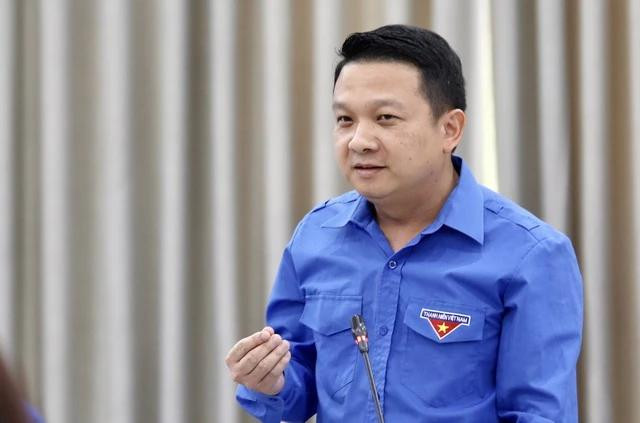 Anh Triệu Trí Lộc, Phó bí thư thường trực Tỉnh đoàn Yên Bái, bày tỏ lo ngại về việc theo trend của người trẻ. Ảnh: BẢO ANH