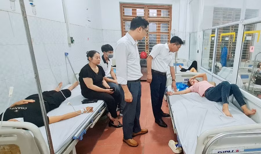 Đại diện cơ quan chức năng tỉnh Vĩnh Phúc thăm hỏi công nhân bị ngộ độc.