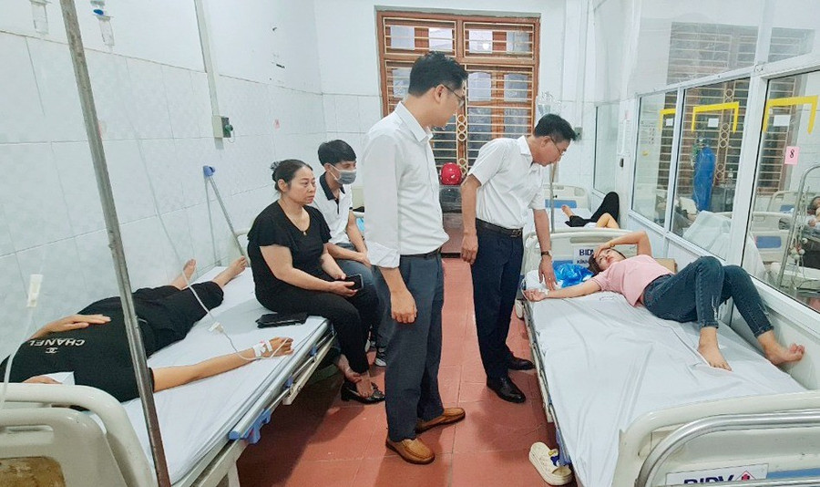 Đại diện cơ quan chức năng tỉnh Vĩnh Phúc thăm hỏi công nhân bị ngộ độc. Đại diện cơ quan chức năng tỉnh Vĩnh Phúc thăm hỏi công nhân bị ngộ độc.