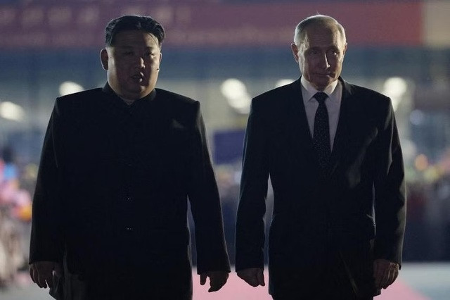 Tổng thống Nga Vladimir Putin và nhà lãnh đạo Triều Tiên Kim Jong-un tại sân bay ở Bình Nhưỡng rạng sáng 19-6. Ảnh: Sputnik Tổng thống Nga Vladimir Putin và nhà lãnh đạo Triều Tiên Kim Jong-un tại sân bay ở Bình Nhưỡng rạng sáng 19-6. Ảnh: Sputnik