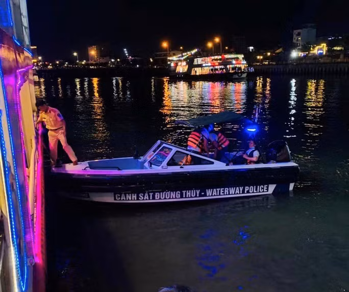 Lực lượng cứu nạn tiếp cận tàu du lịch bằng ca nô chuyên dụng.