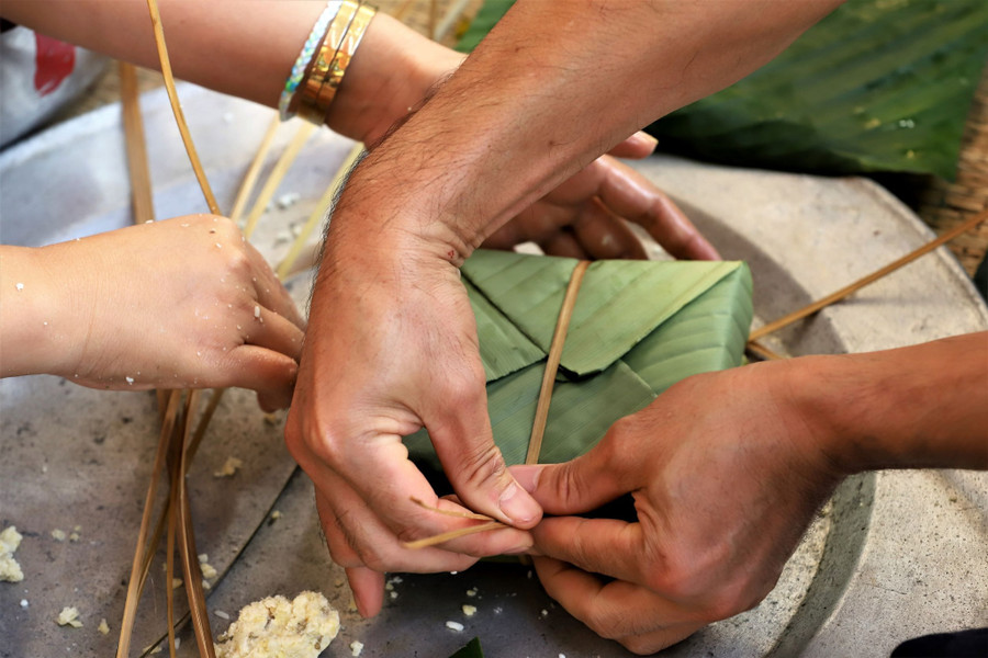 Đã thành hình chiếc bánh chưng vuông vức. Ảnh: M.T.H